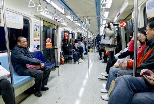 下面痒不能挠一下吗​？男子地铁上掏*体下**猥亵被揪着报警？