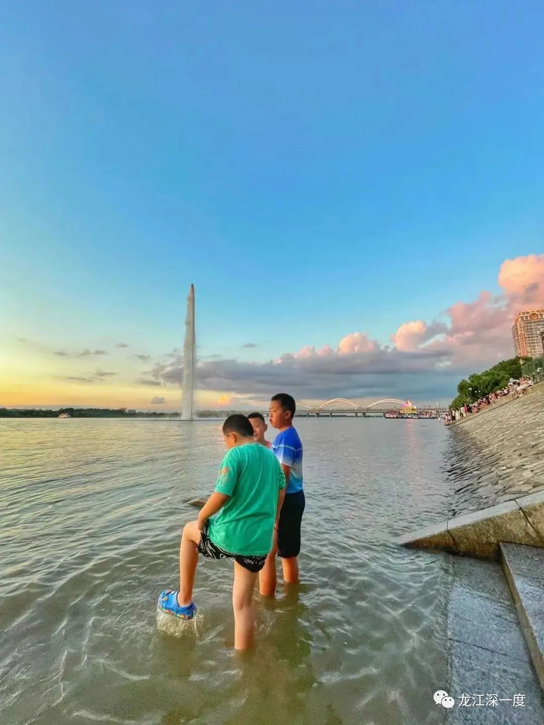 夜幕下哈尔滨美丽的松花江畔,夜幕下的哈尔滨松花江