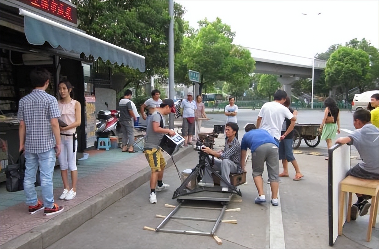 把戏子捧上天，四年赔光63亿，华谊兄弟大裁员背后，是娱圈的悲哀