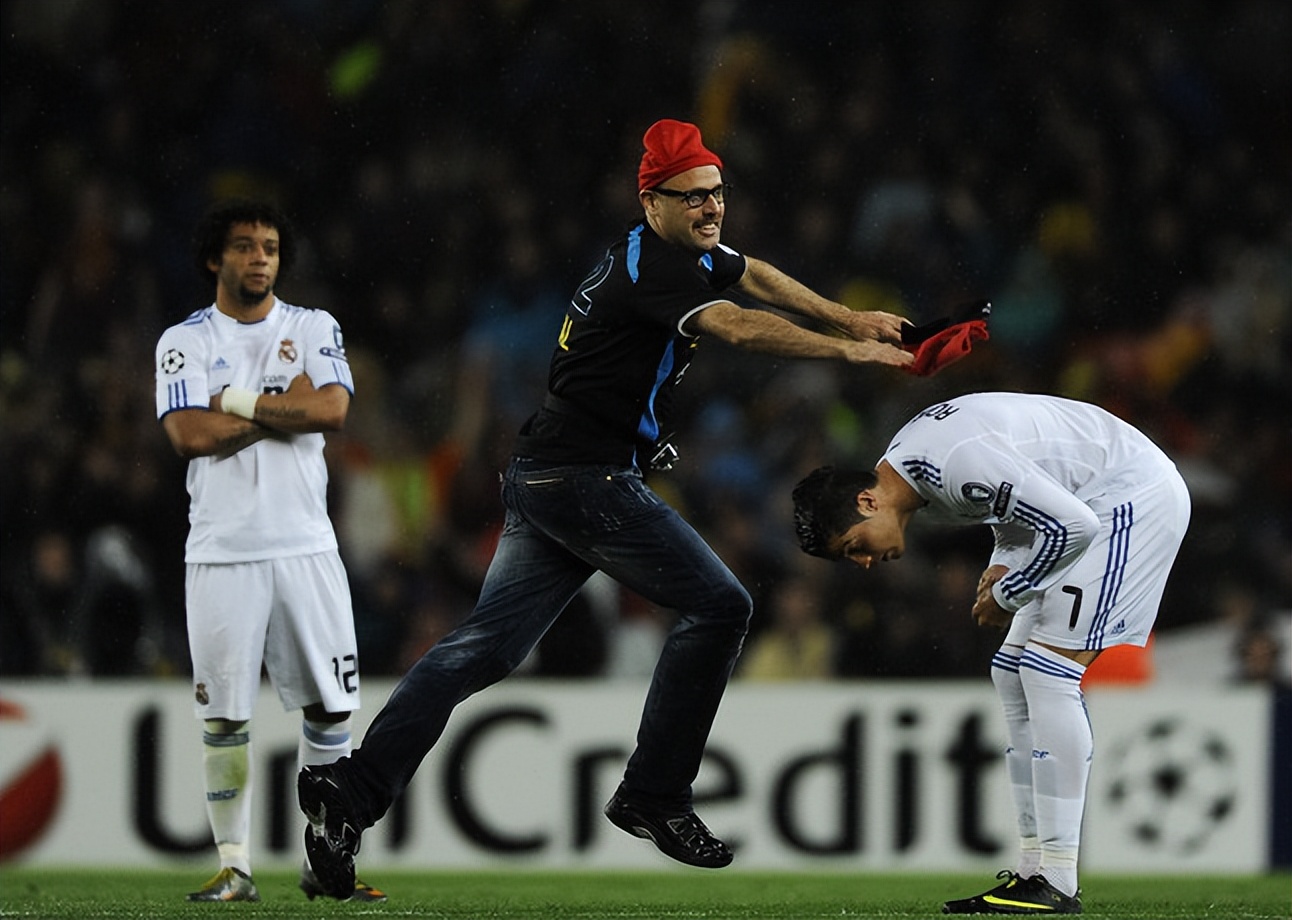 三名小球迷冲入场内梅西现场视频,梅西怎么回应被中国小球迷拥抱