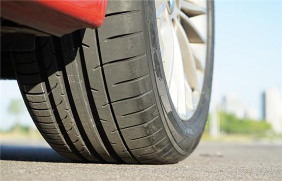 轮胎缺气的话开起来响吗,轮胎缺气行驶了一段距离还能用吗