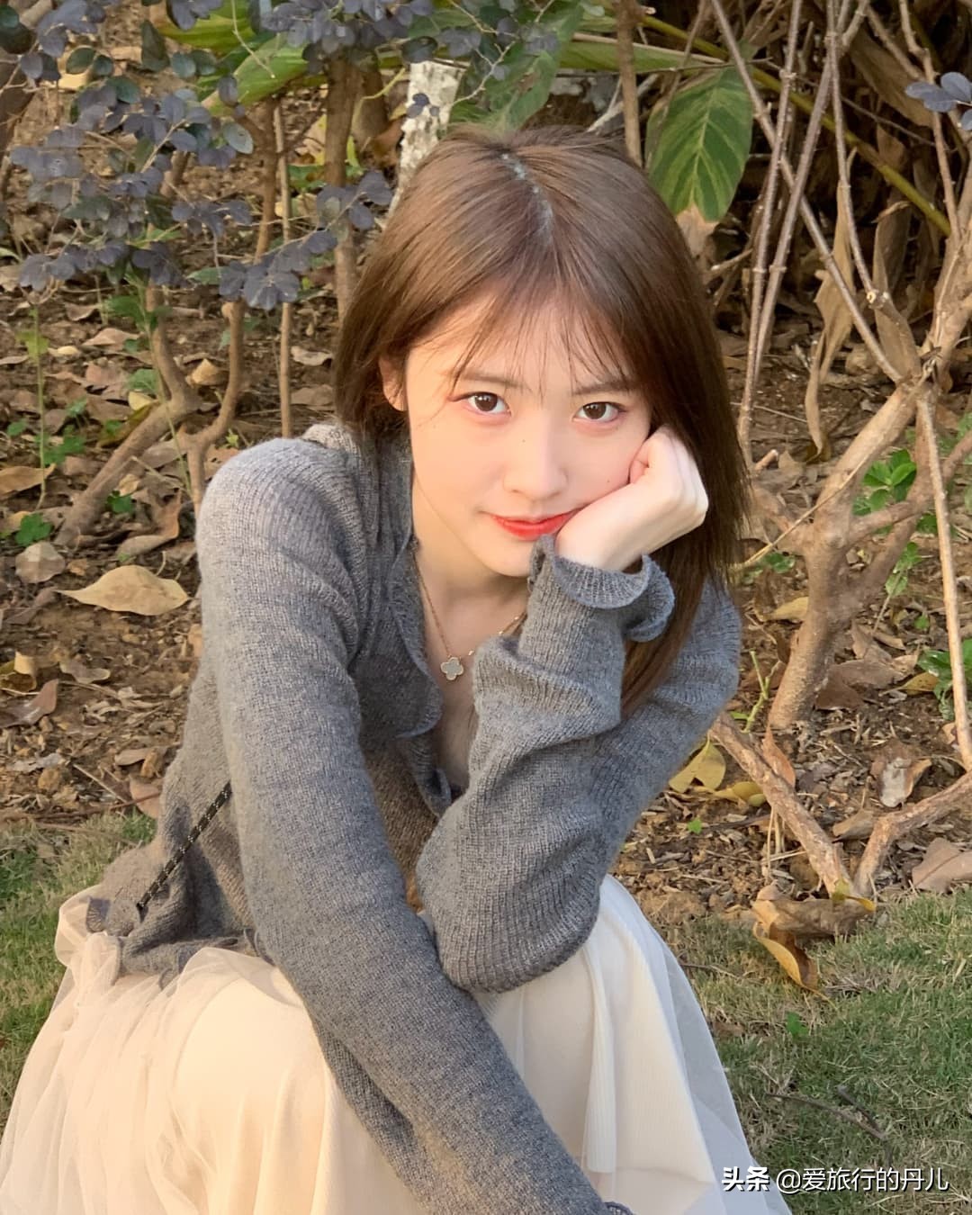 搭配吊带针织衫的半身裙瘦女生,胖妹妹白色毛衣搭配黑色半身裙