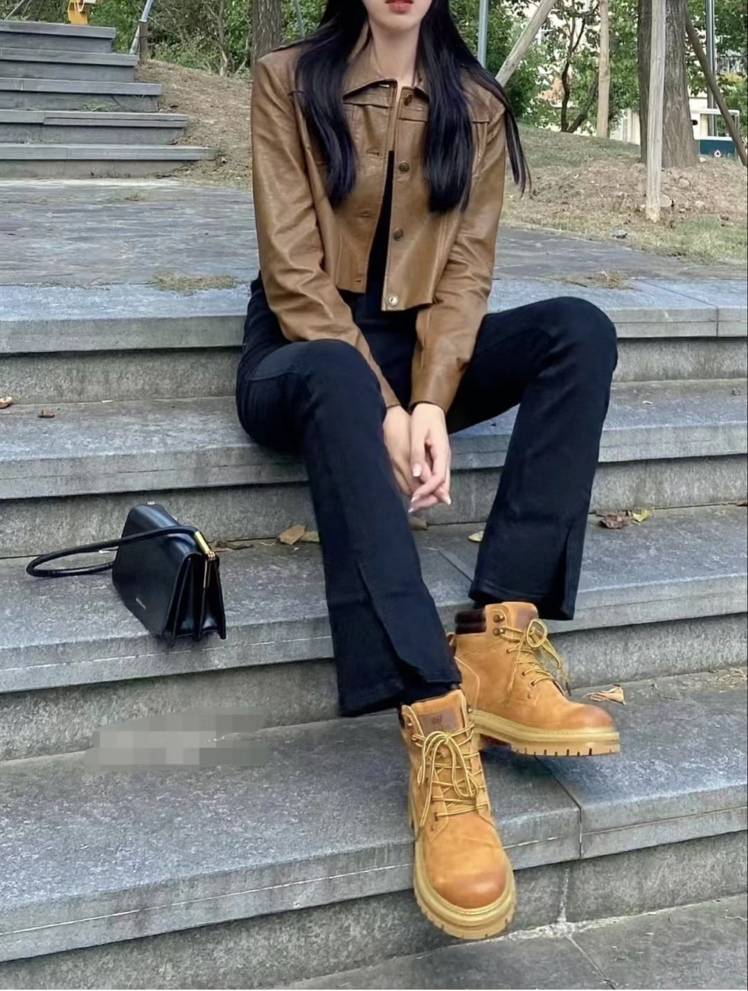 黑色皮衣怎么搭配才显高级,绯红色皮衣怎么搭配秋冬