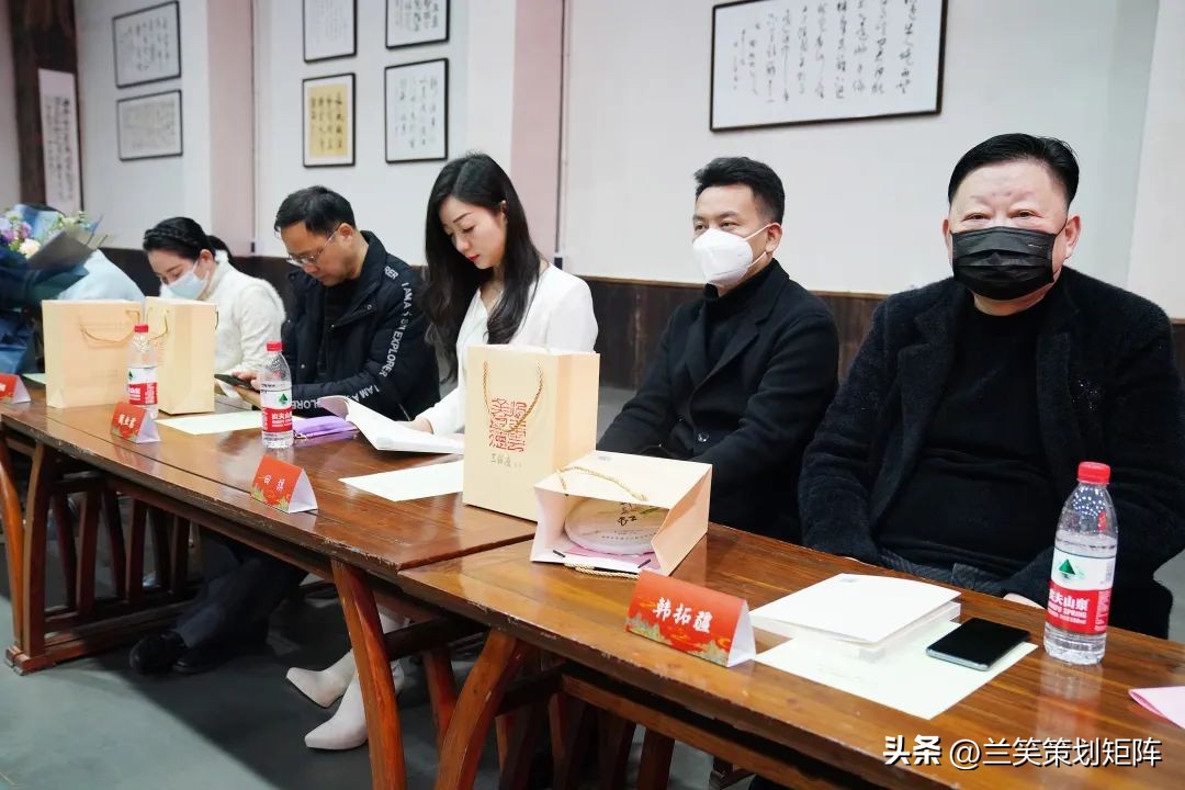 翰墨飘香：何首旺先生和沅郡学校的书画情缘