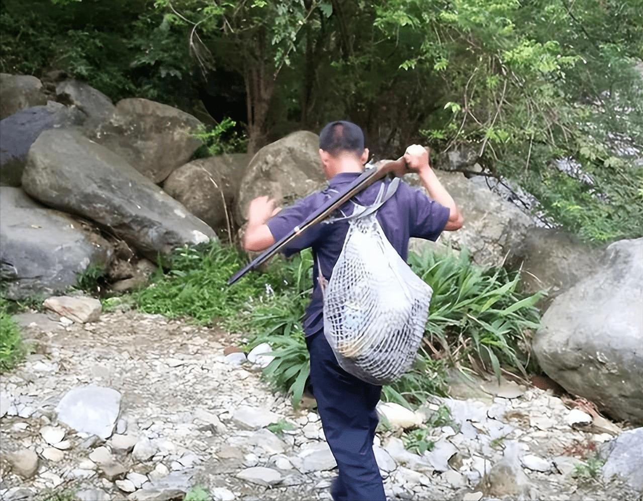 18岁小伙网购24把仿真枪被判无期！哭诉：局长藏20把真枪才判3年