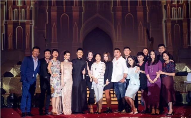 baby婚礼礼服照片,baby婚礼请了哪些明星