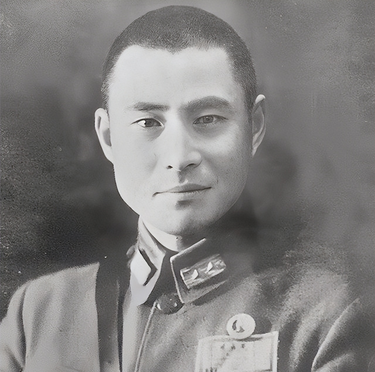 蒋军忍饥挨饿，蒋校长却空投“激励信”，士兵大骂：这有啥用