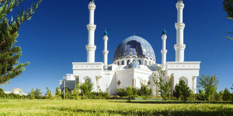 亚洲唯一中立国，水电免费汽油仅一毛，这个国家为何能闷声发大财