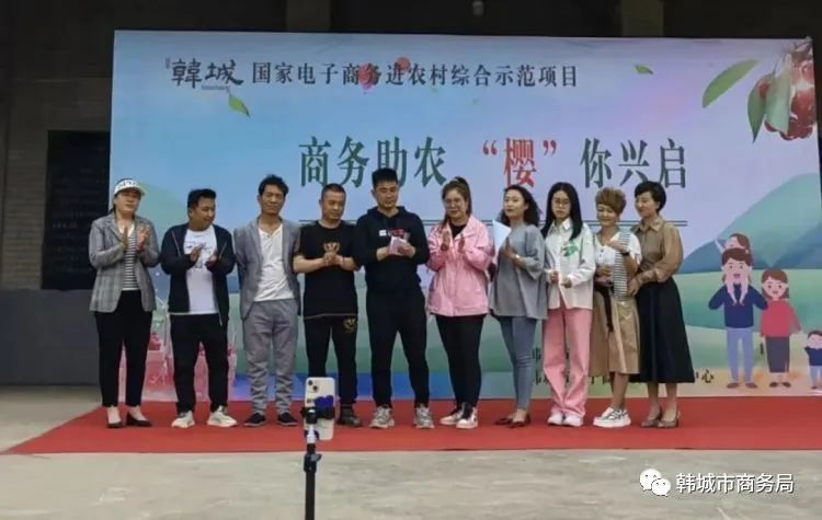 大棚樱桃管护助力乡村振兴,包村干部带领群众增收致富