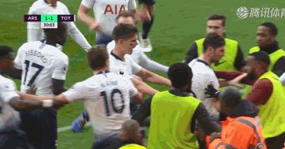 足球场上对抗与拼抢,足球场上要相互鼓励而不是责怪