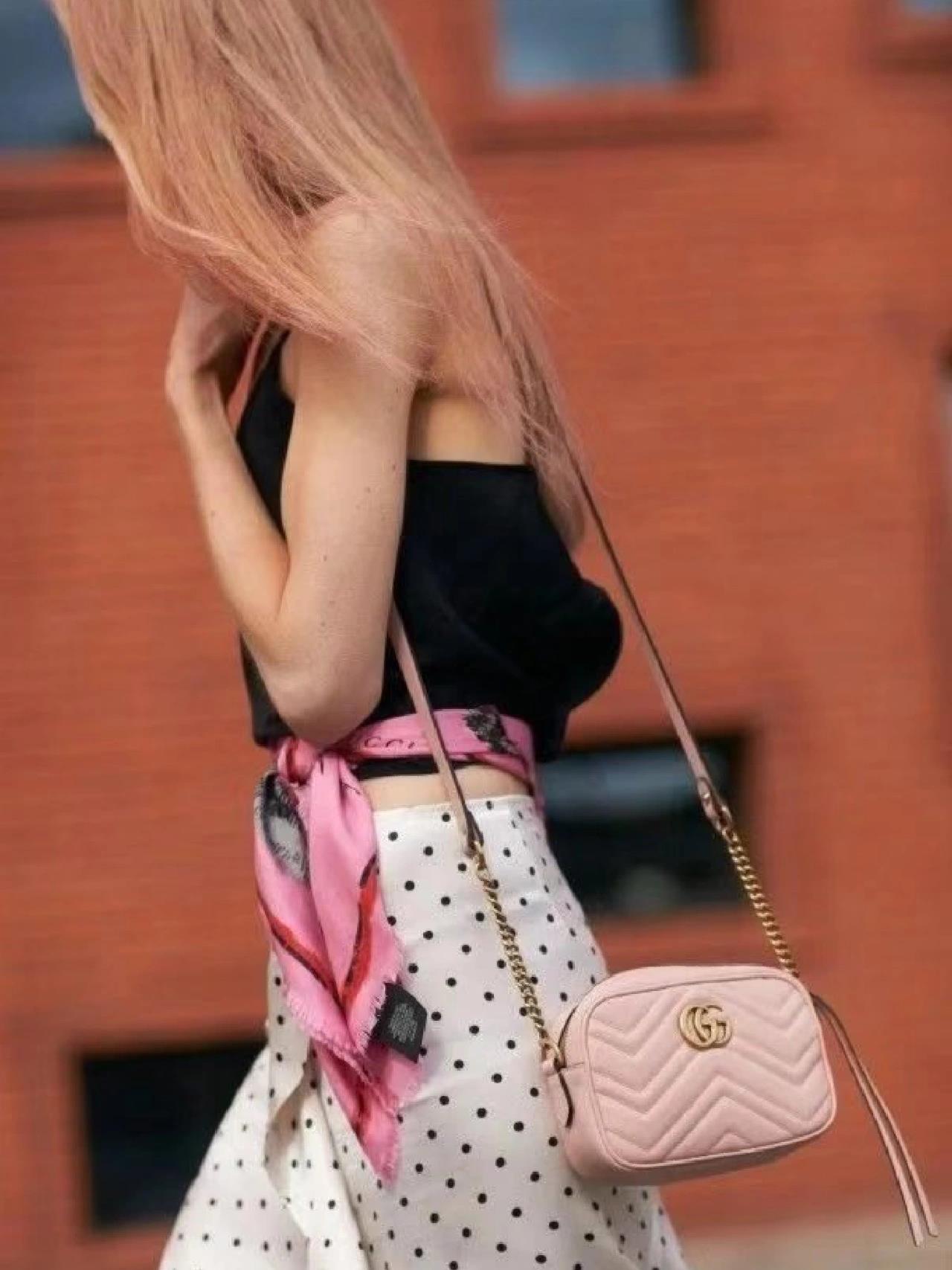 什么样的丝巾好看又百搭,夏天怎么可以少了饰品