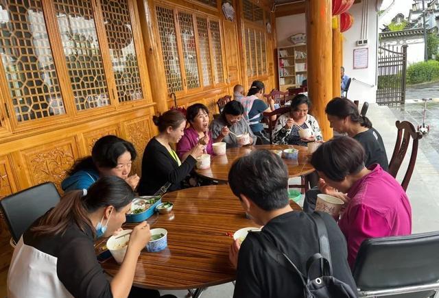 西园街：腾越古镇小食堂里的大幸福