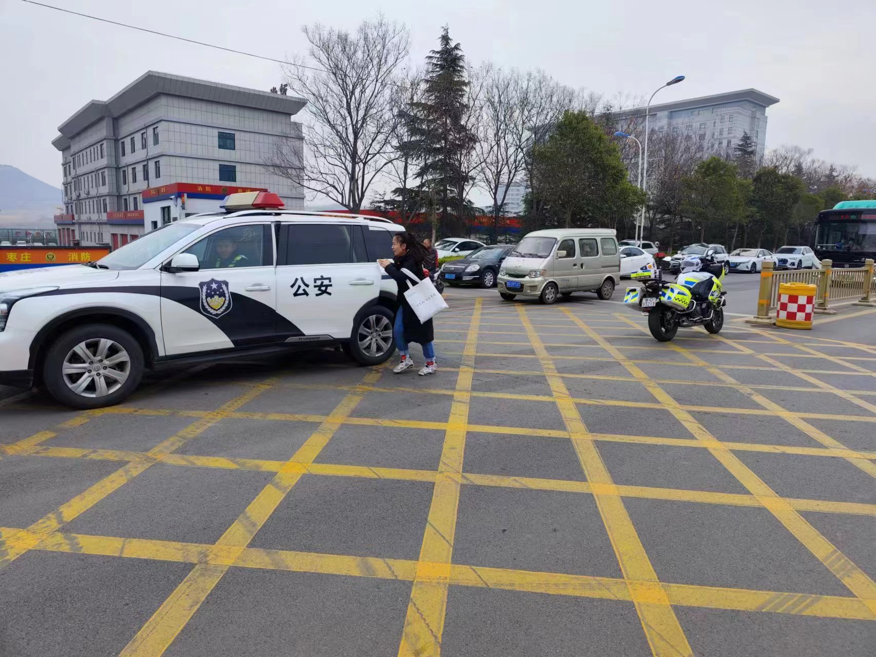 粗心考生遗失准考证交警紧急护送,马虎考生走错考点交警紧急救助