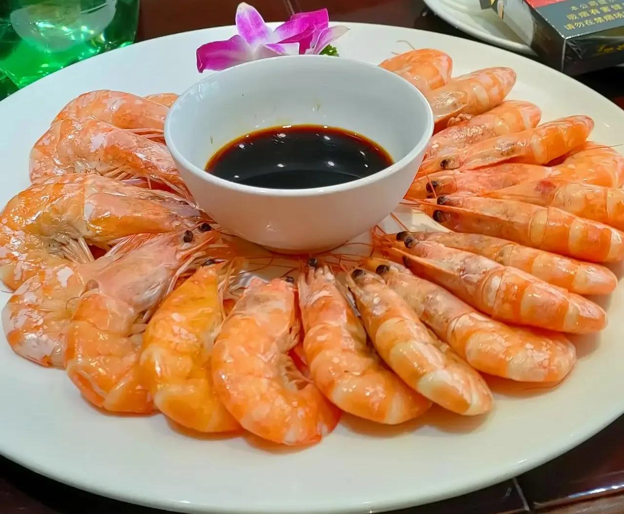 甘肃小伙晒酒席引热议，一桌1580元18道菜，网友：这物价太高了