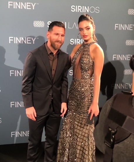 梅西获得金球奖c罗握手梅西,梅西工资卡给老婆