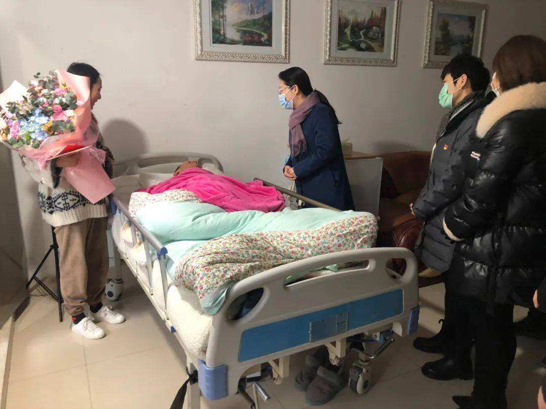 不离不弃照顾煤气中毒植物人,相恋八年男朋友变成植物人