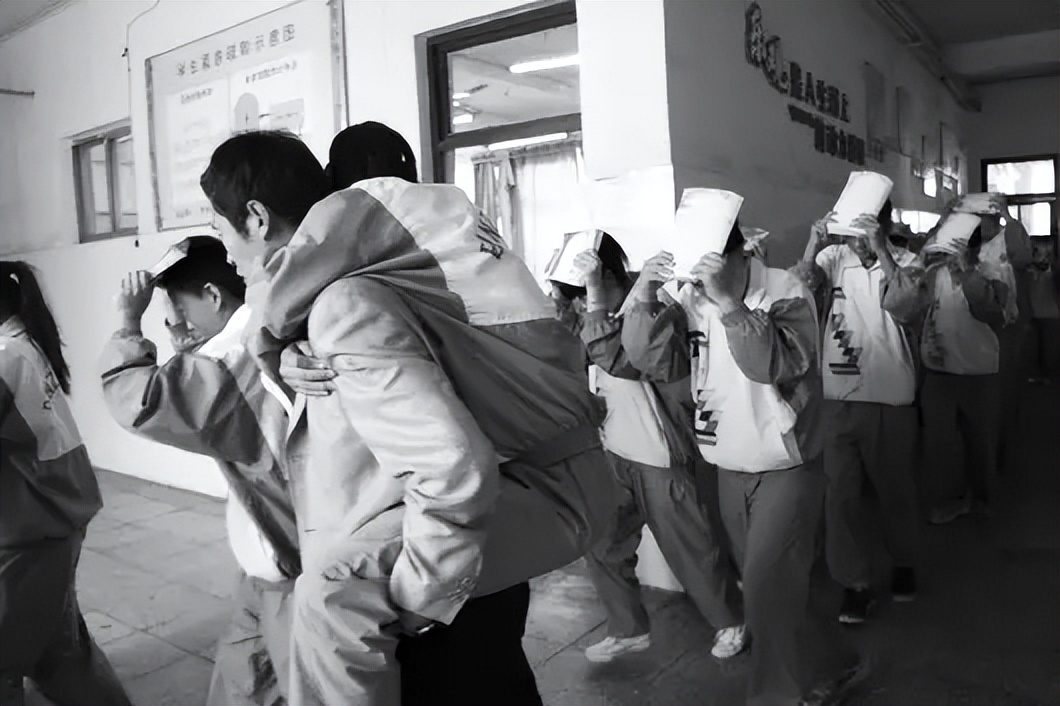 汶川地震女英雄雷楚年出狱,汶川地震15年前救的女孩