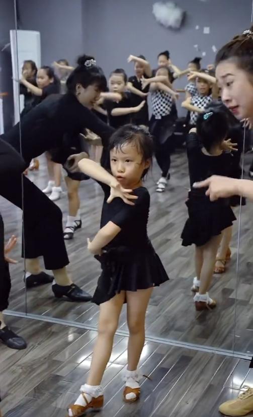 拉丁舞最火的老师教学直播间,最火拉丁舞老师教跳拉丁舞