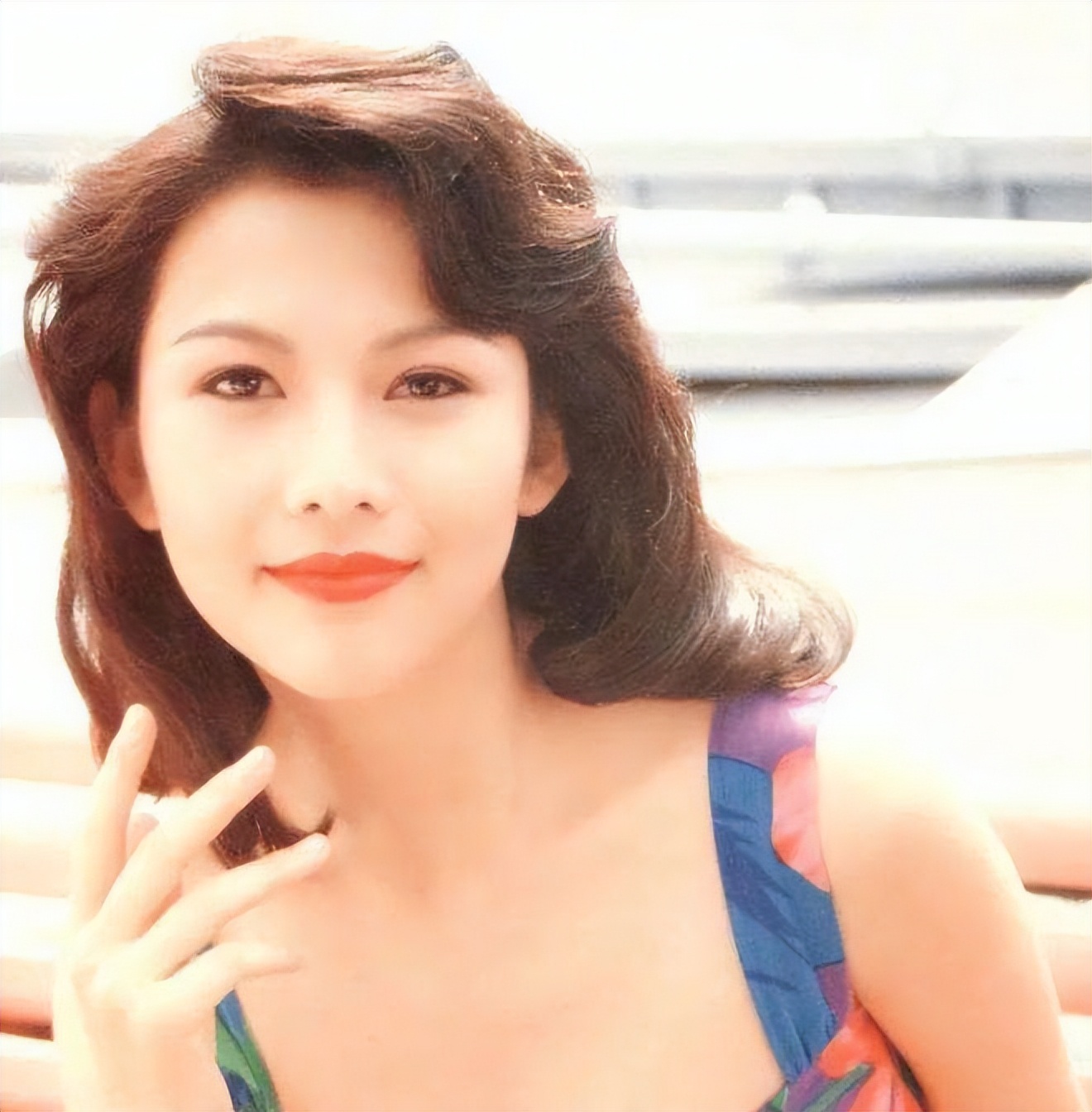 “最惨港姐”蔡少芬：6年获刘銮雄1.6亿资产，为何深得原配喜欢？