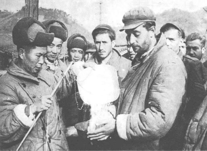 美国记者长津湖被志愿军俘虏，却靠拍照赚百万美元，成人生赢家