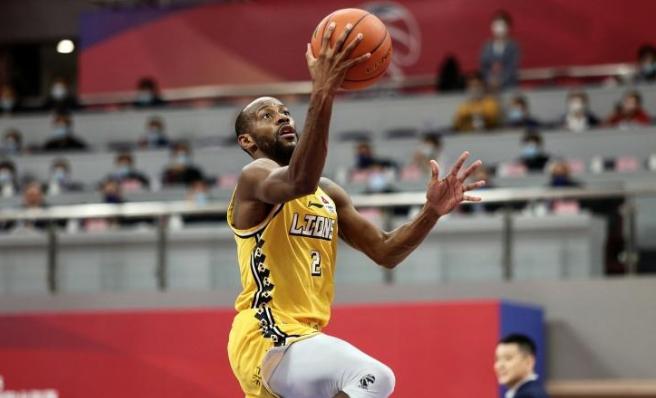 广厦半节2分痛失好局，场边女粉丝被“打哭”，球迷：感觉有猫腻