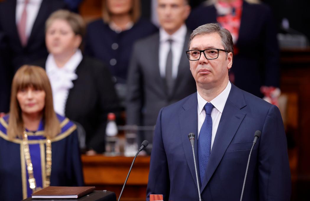 塞尔维亚边境大乱，欧洲又要打仗？北约逼宫武契奇，目标直指中国