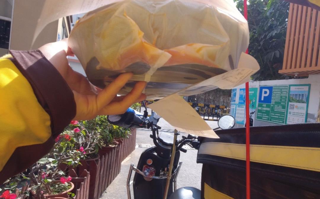 外卖大叔养女儿四年不是亲生,外卖大叔发现爱女非亲生