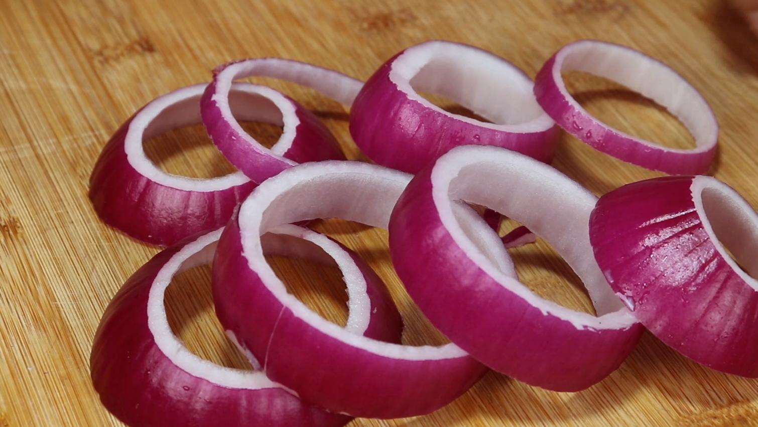 一家小吃店靠着一道菜火了30年,早餐店洋葱美食制作