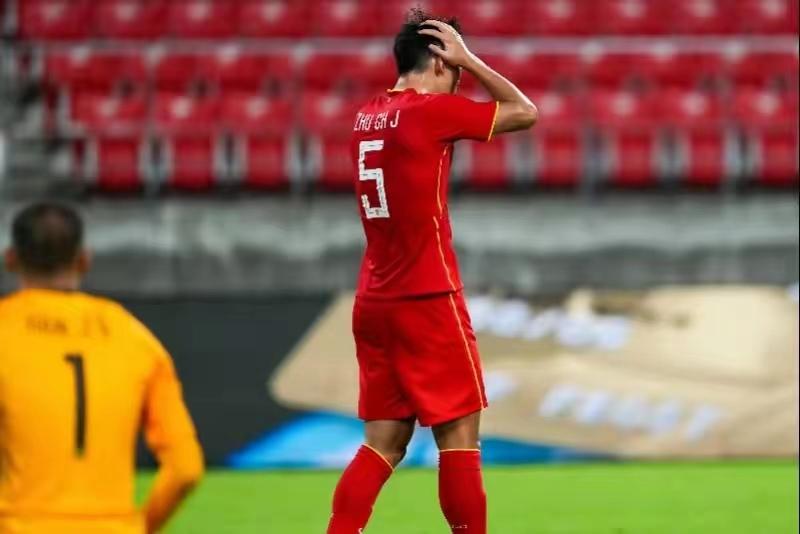 国足选拔队战平日本朱辰杰防守,开门黑足球王国