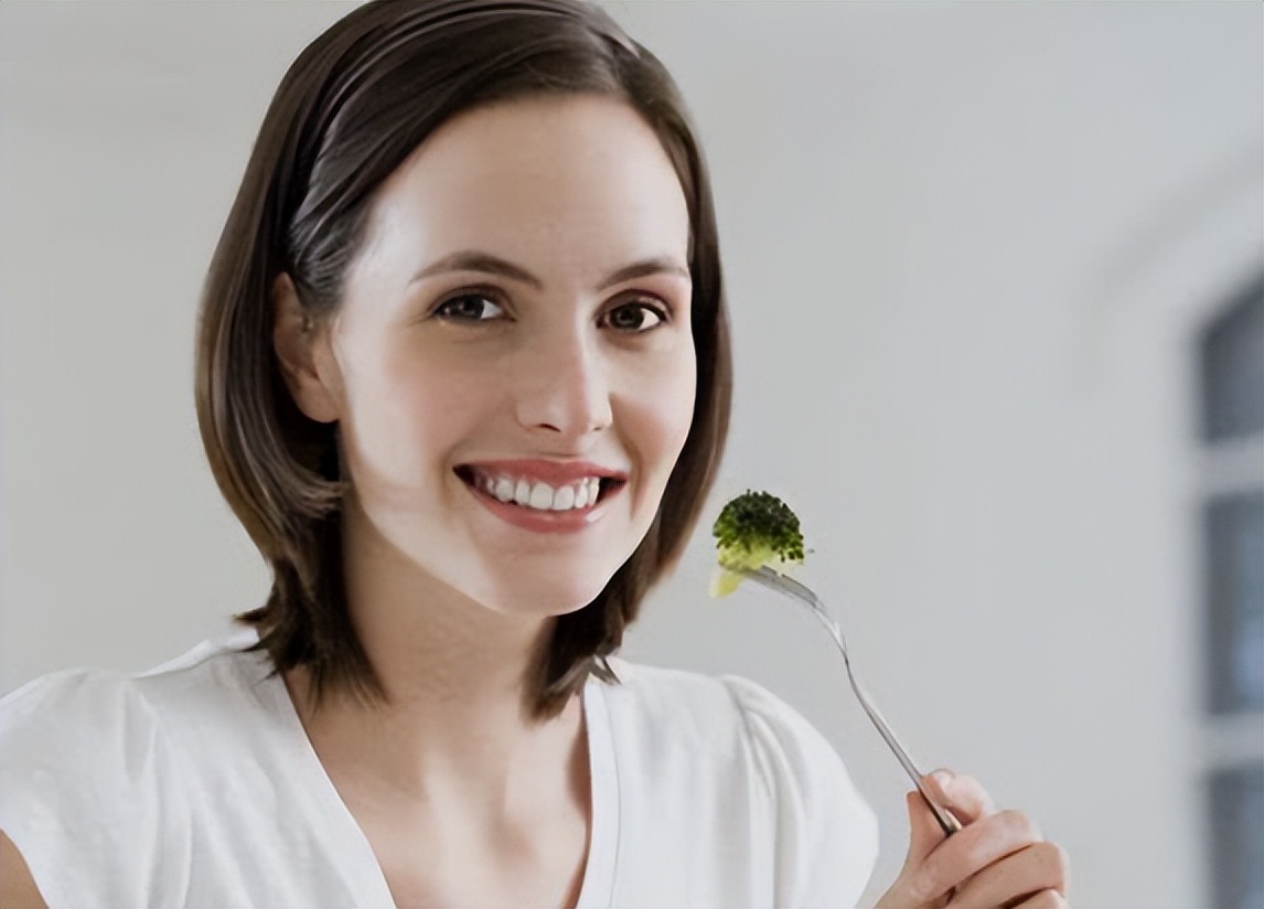 50岁女性胸部疼痛是怎么回事,女性胸部像针扎疼痛是怎么回事