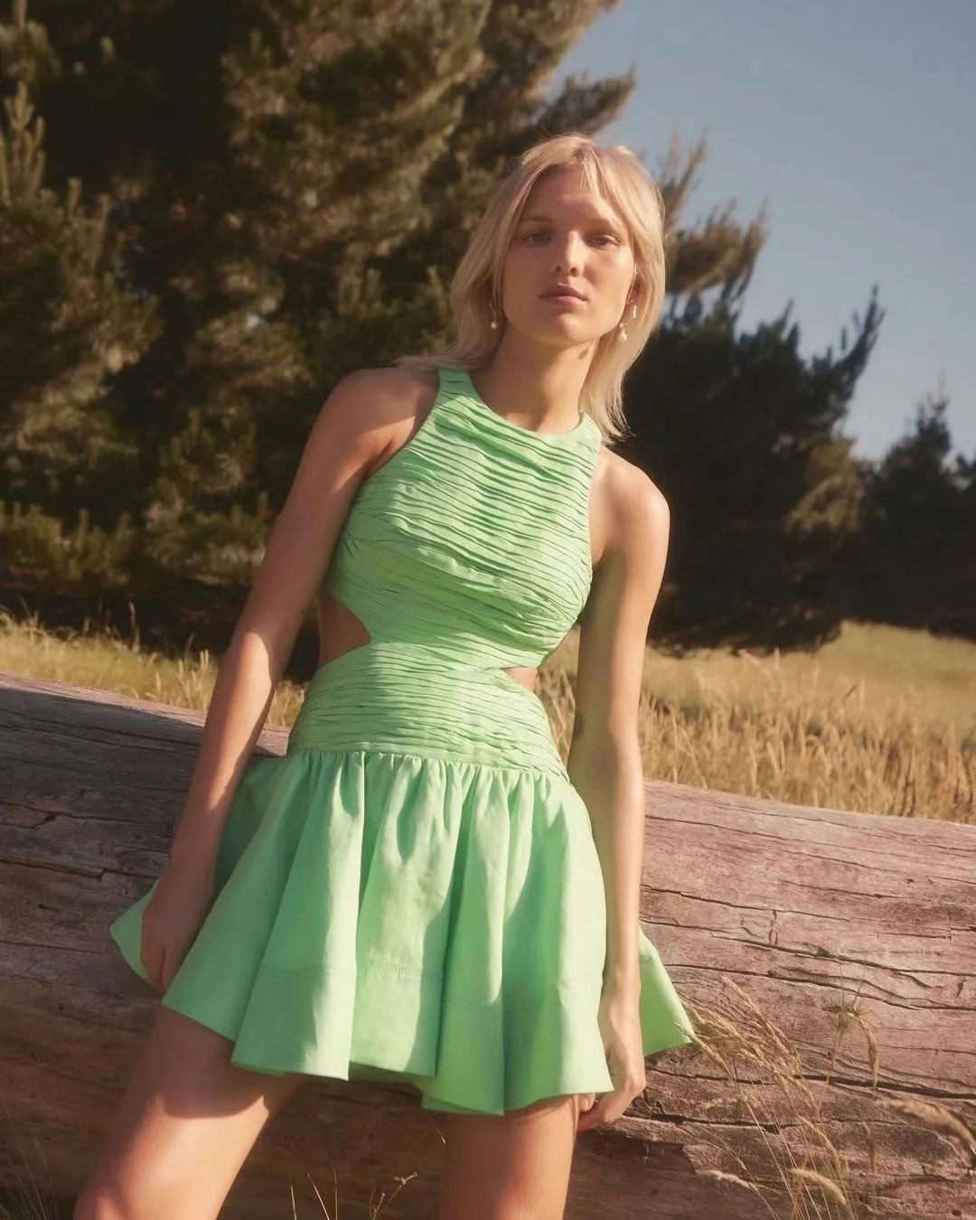 草绿色同色系穿搭,今年春天这样穿绿色清新又时髦