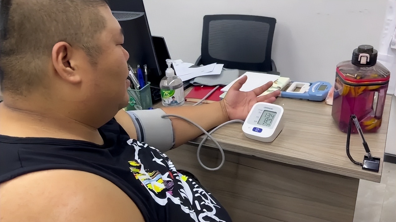 网红胖猴仔瘦200斤，血压回归正常，吃播三剑客仅恩克还在坚持吃