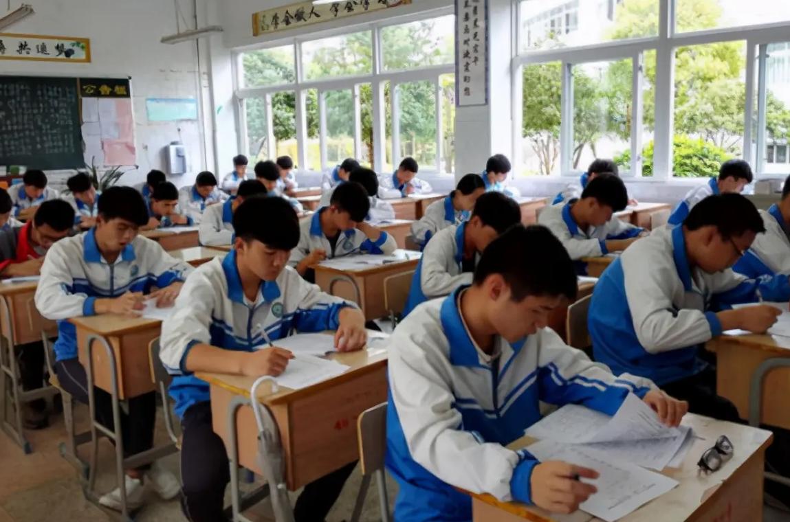 学生暑假自拍遭学校处分,高中生暑假发朋友圈自拍被处分