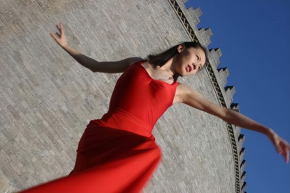 中国第一“裸模”汤加丽：走红后丈夫提出离婚，父亲骂她丢脸！