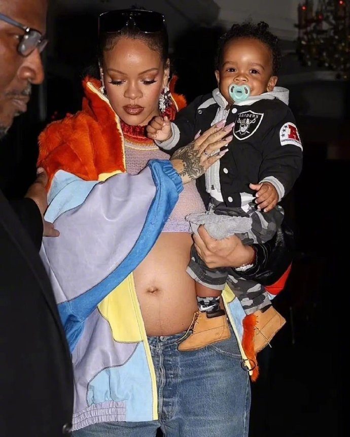 蕾哈娜亮相宣布已怀上二胎,蕾哈娜挺大孕肚海边嬉闹