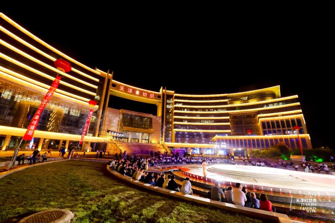 皮尔卡丹把时尚带入中国,皮尔卡丹中国服装展