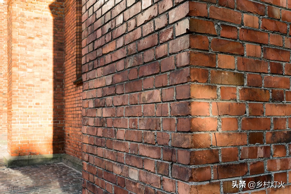 自建房墙体出白霜,农村自建房刷白后有裂缝怎么回事