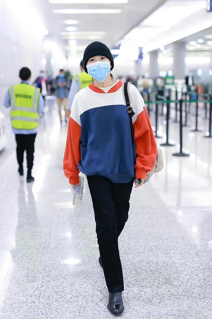 窦靖童短发发型棒球帽穿搭,窦靖童紫色卫衣搭配图片