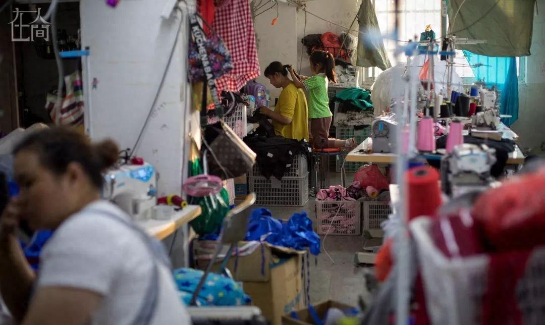 天地间丨情趣内衣小镇的女农民工每天往返于工厂和田间地头