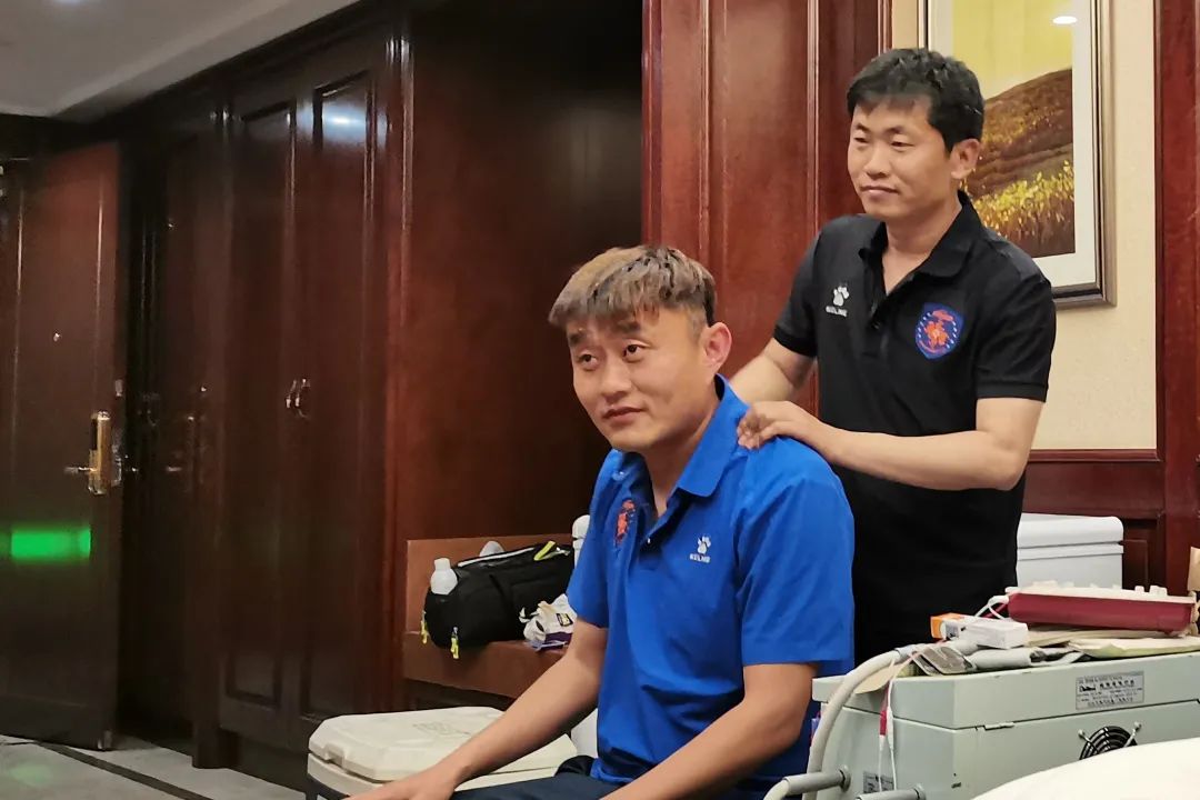 幕后英雄志医疗保障团队：针灸、按摩样样精通队员健康的守护神