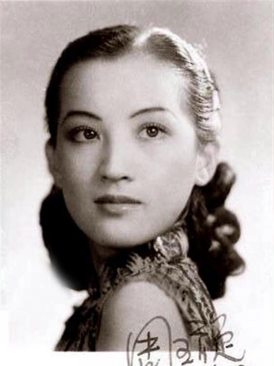 高清老照片：旗人格格大腿岔开豪放洗衣，地主三妻四妾不输女明星