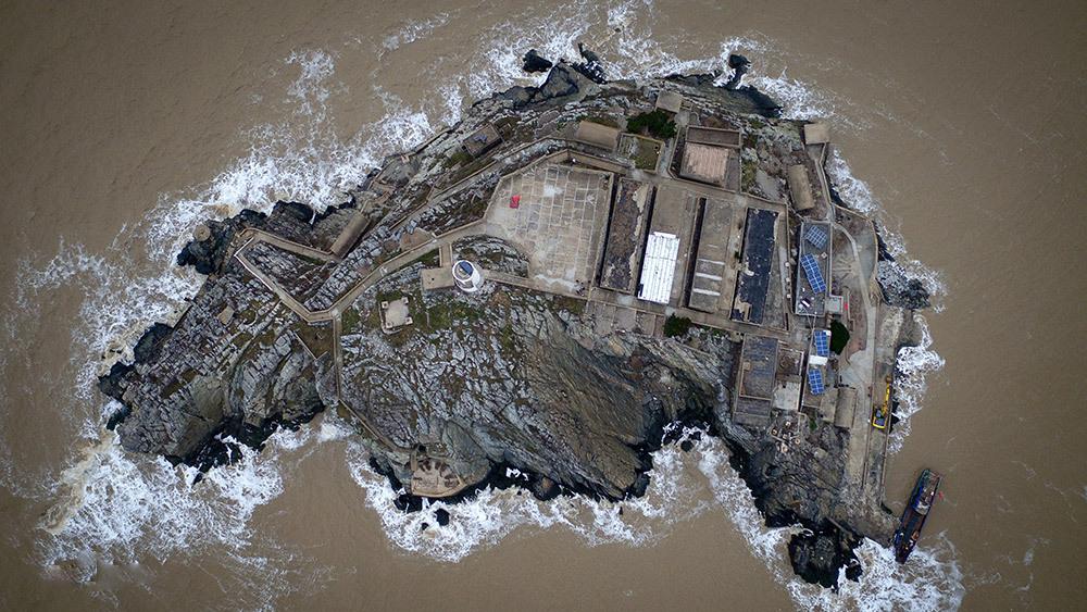 江苏夫妻守岛32年,夫妻俩孤守孤岛没水没电