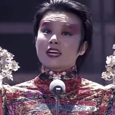 穿粉色“丑”上热搜，一首歌封神13年：她越疯，就越火