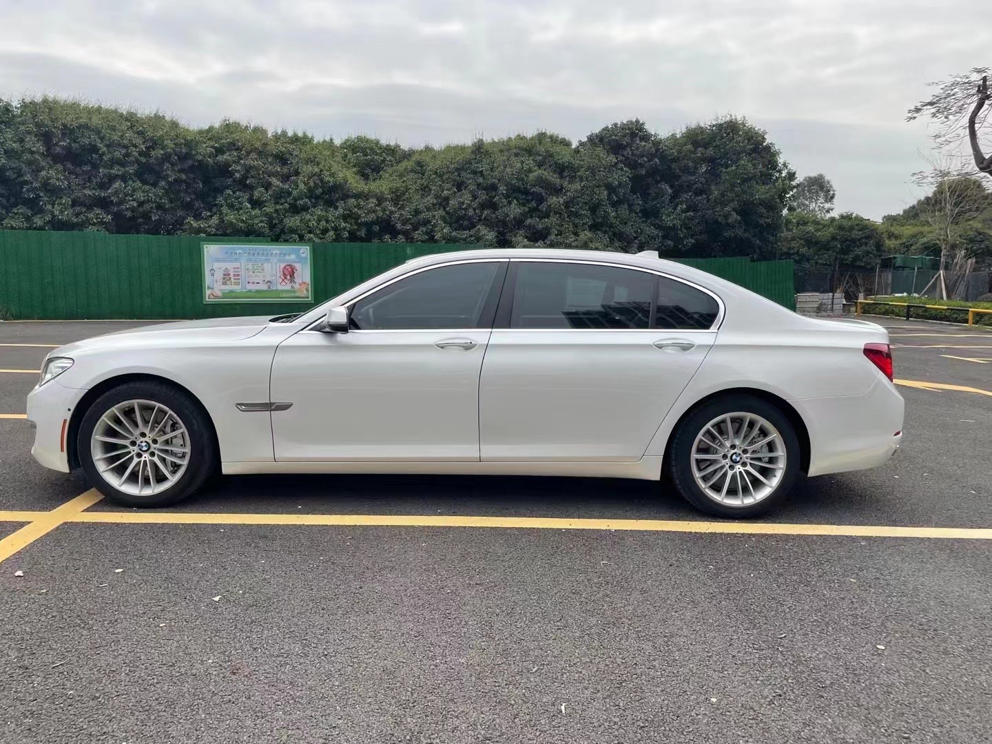 曾经百万宝马7系，如今一折都没人要，网友:烧机油