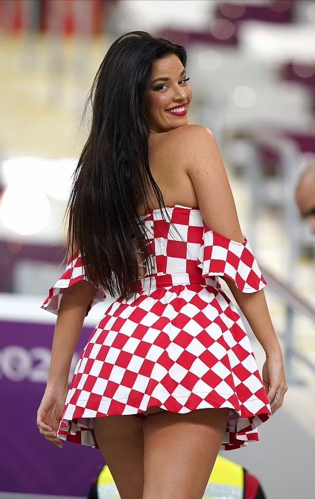 世界杯疯狂街头女球迷惊艳时刻,世界杯女球迷最惊艳的视频