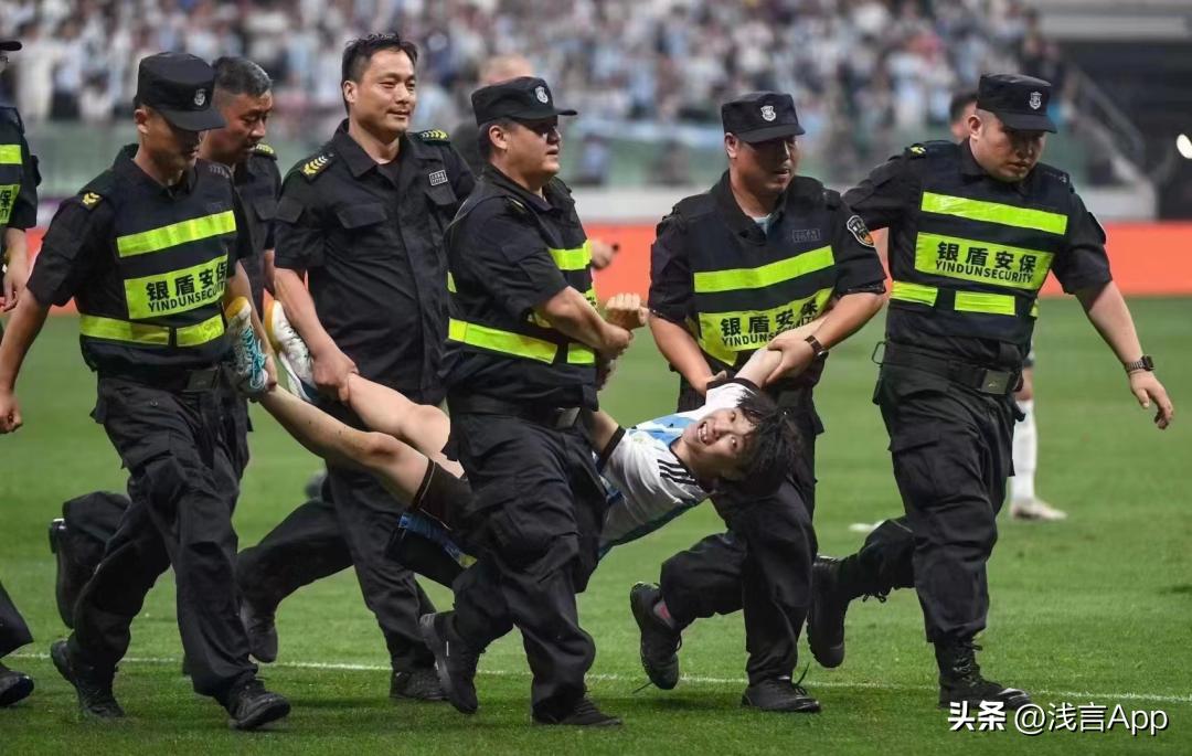 那个闯入球场拥抱梅西的男孩,那个冲进球场的男孩现在怎么样了