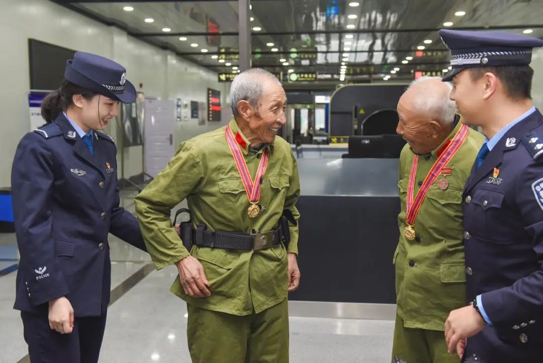 国门下、界碑前，70多年前的8岁孩子与18岁志愿军战士再次相聚