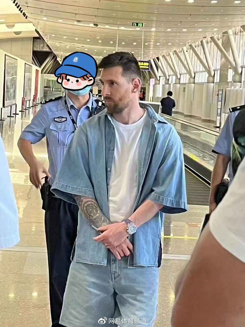 梅西下榻酒店涌入大量球迷！阿根廷热身赛一票难求，黄牛称内部邀请函5000元1张，主办方曾提醒谨防上当受骗