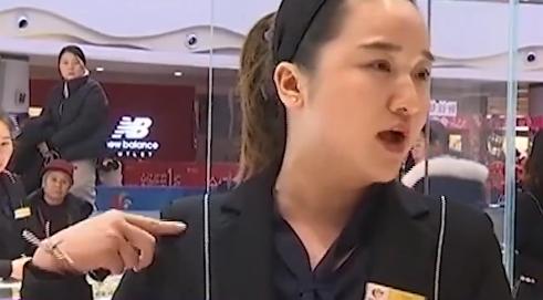 2019年河南女子给孩子买金镯,戴6小时就掉色,找商家询问遭威胁