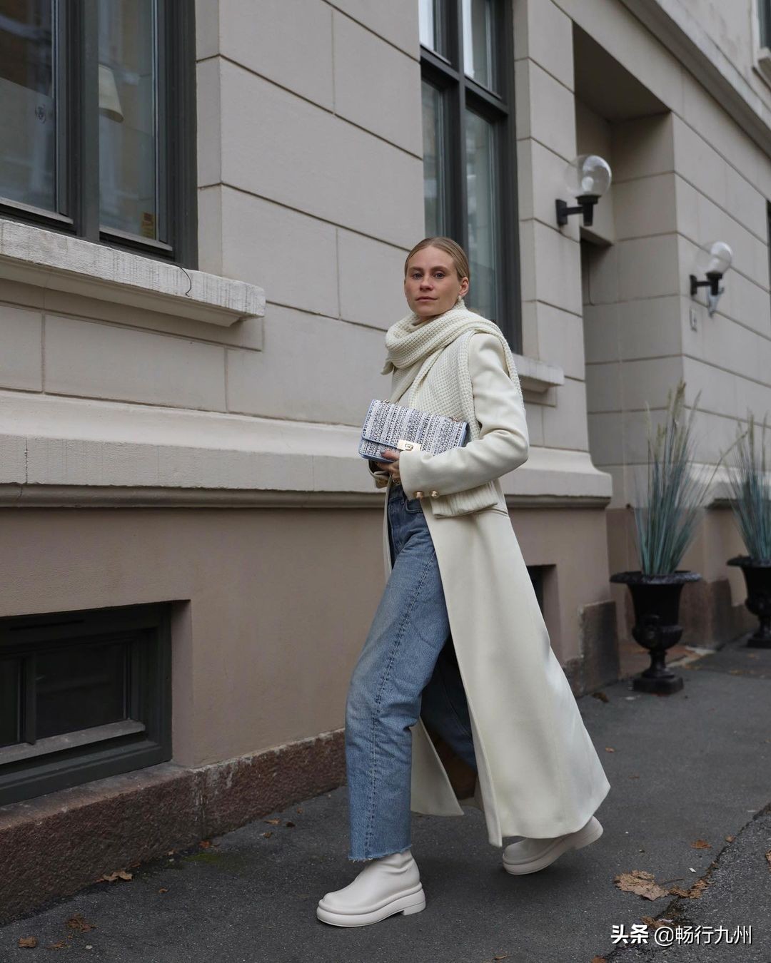 秋冬流行的大牌围巾,必备的三款颜色围巾